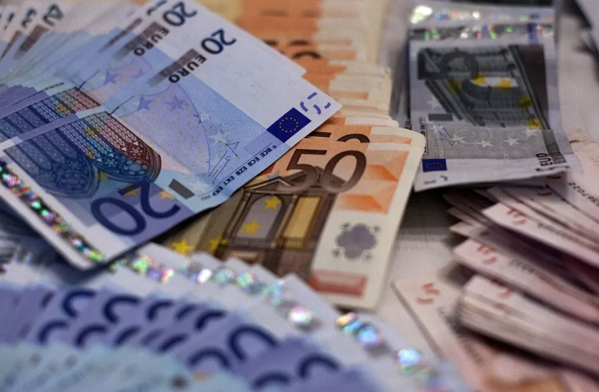 Notas de euro ilustram crescimento do consumo em Portugal durante 2025