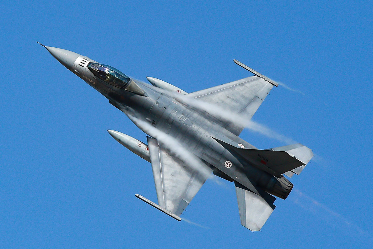 detalhe de f16 com condensação nas asas em voo rápido