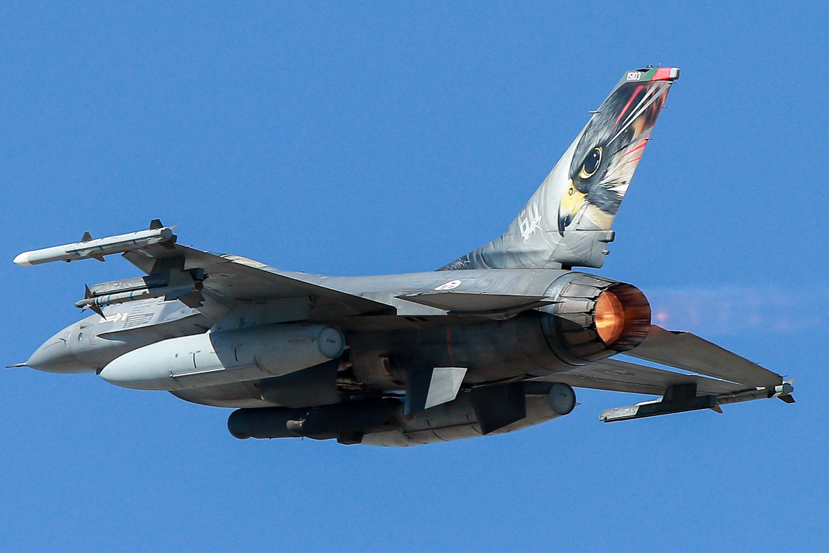 f16 com afterburner ativo durante voo militar