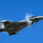 efeito de condensação em caça f16 durante voo supersónico