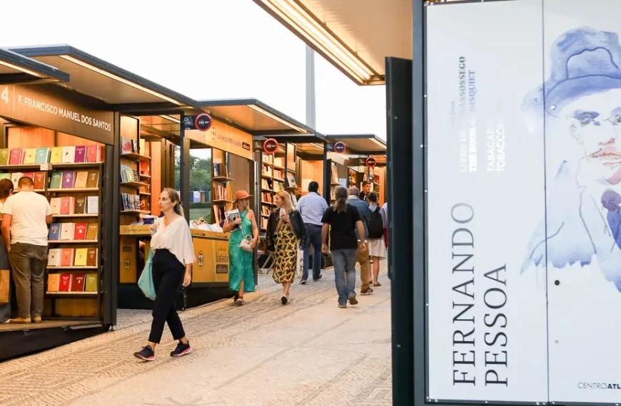 Feira do Livro de Lisboa com pavilhões de livros e visitantes a caminhar