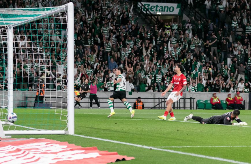 golo do sporting contra o santa clara no estadio de alvalade com celebracao dos adeptos