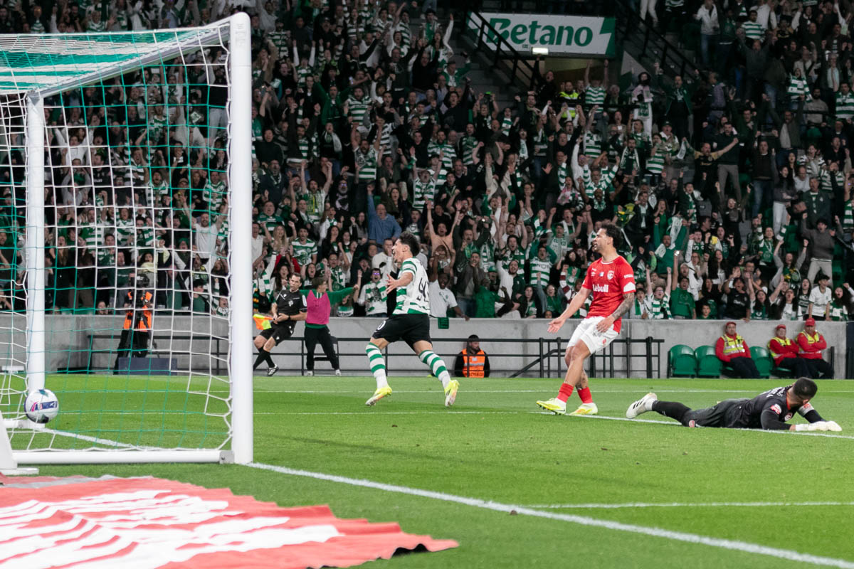 golo do sporting contra o santa clara no estadio de alvalade com celebracao dos adeptos