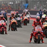Marc Márquez na Ducati na grelha de partida do MotoGP com outros pilotos atrás