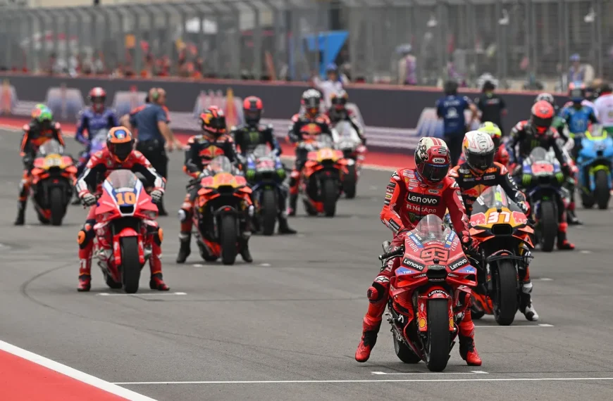 Marc Márquez na Ducati na grelha de partida do MotoGP com outros pilotos atrás