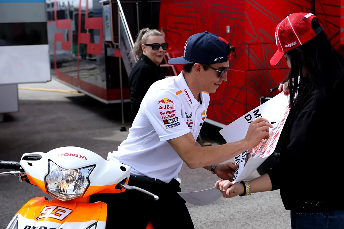 Imagem de Marc Márquez em 2023, durante um momento com fãs na fase em que representava a Honda no MotoGP