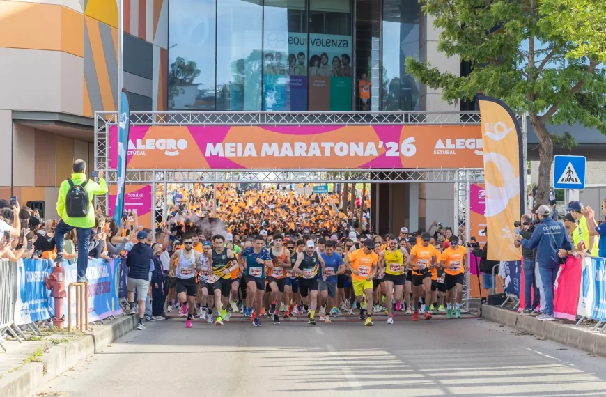 Partida da Meia Maratona de Setúbal 2026 com grande número de corredores