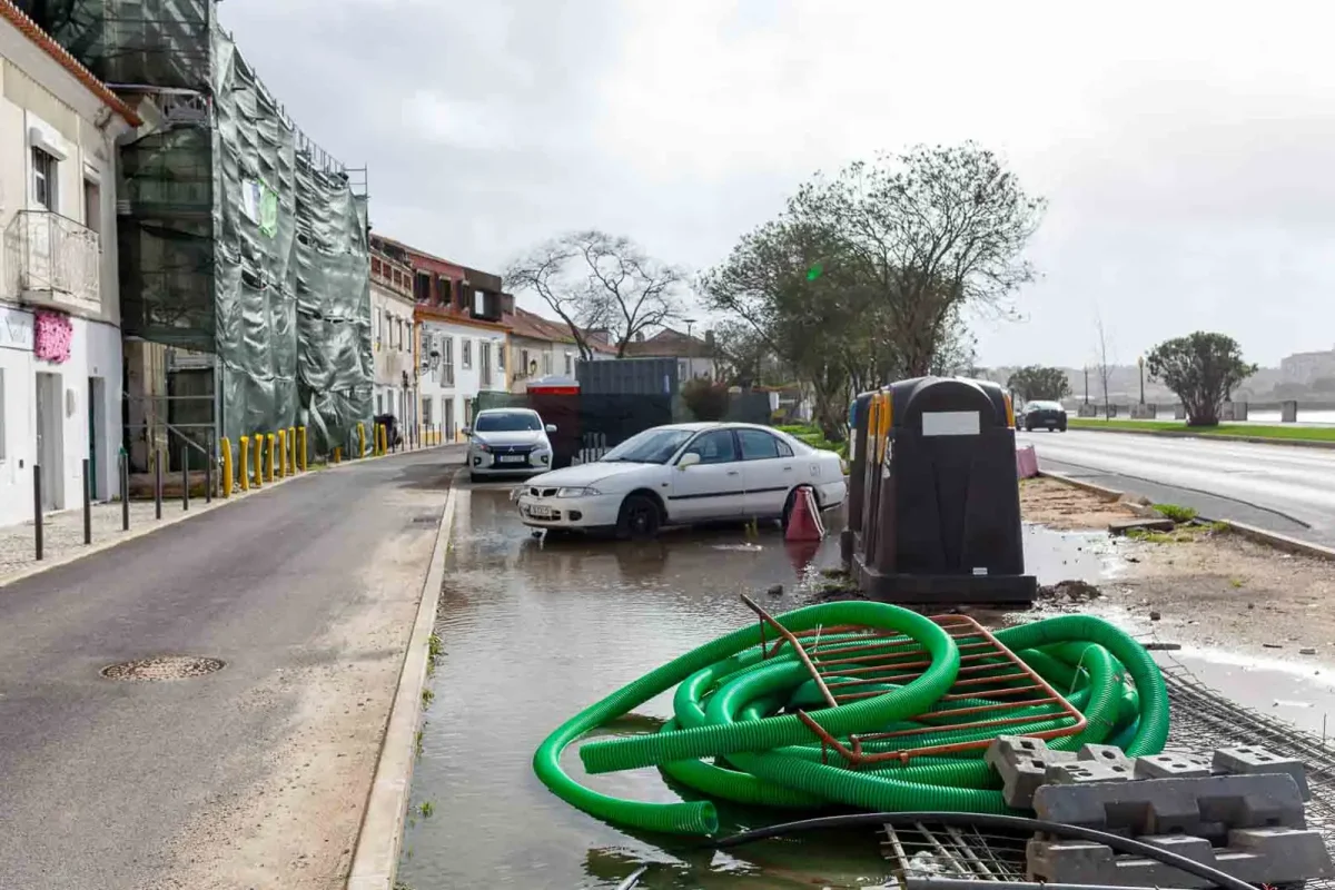 Obra no Seixal com inundação na estrada, materiais de construção e trânsito condicionado