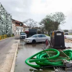 Obra no Seixal com inundação na estrada, materiais de construção e trânsito condicionado