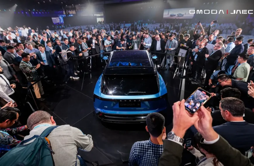 Evento internacional da OMODA JAECOO com multidão a observar novo modelo automóvel