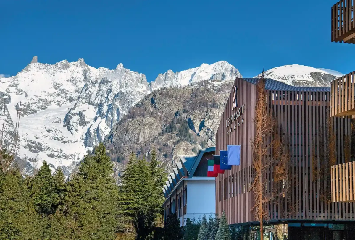 Fachada do Le Massif Courmayeur Hotel & Lodge com vista para o Mont Blanc nos Alpes italianos
