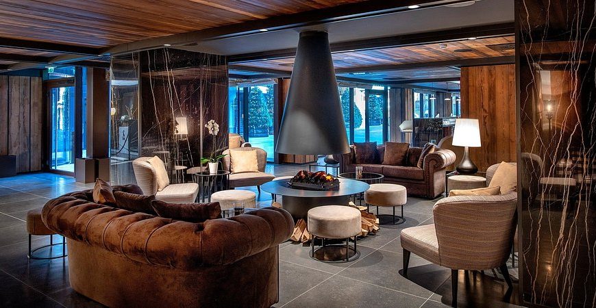 Interior luxuoso do Le Massif Courmayeur Hotel & Lodge, hotel cinco estrelas do Pestana junto ao Mont Blanc, em Itália