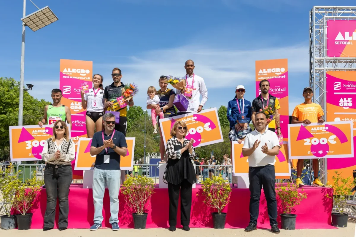 Vencedores no pódio da Meia Maratona de Setúbal 2026