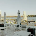 Rooftop do Sauvage CCB em Lisboa com mesas e vista para o Tejo e o Padrão dos Descobrimentos