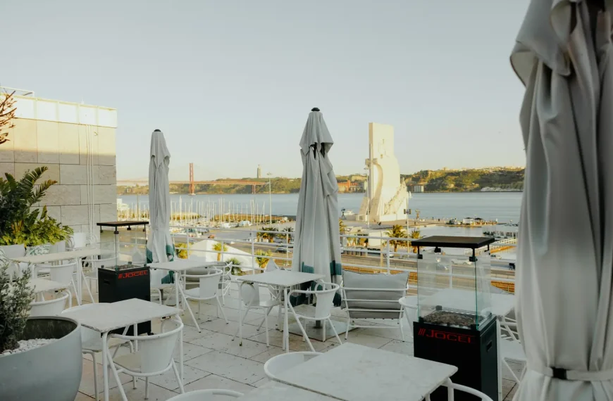 Rooftop do Sauvage CCB em Lisboa com mesas e vista para o Tejo e o Padrão dos Descobrimentos