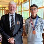 Santiago Dias com medalha de bronze após conquistar o terceiro lugar nos Campeonatos Internacionais de França Sub-14