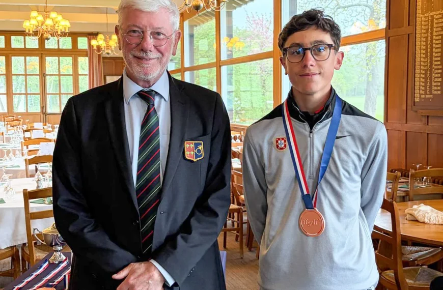 Santiago Dias com medalha de bronze após conquistar o terceiro lugar nos Campeonatos Internacionais de França Sub-14
