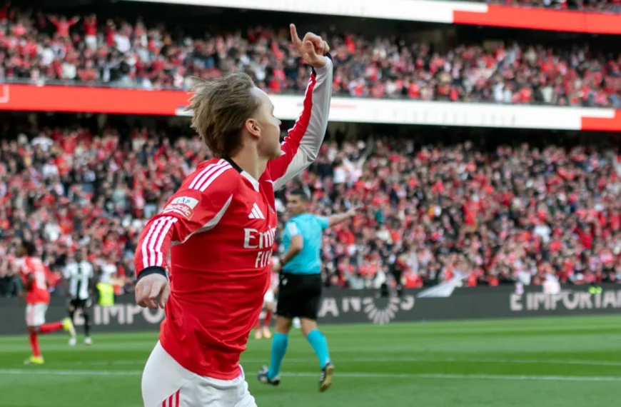 Andreas Schjelderup celebra após marcar pelo Benfica frente ao Nacional no Estádio da Luz