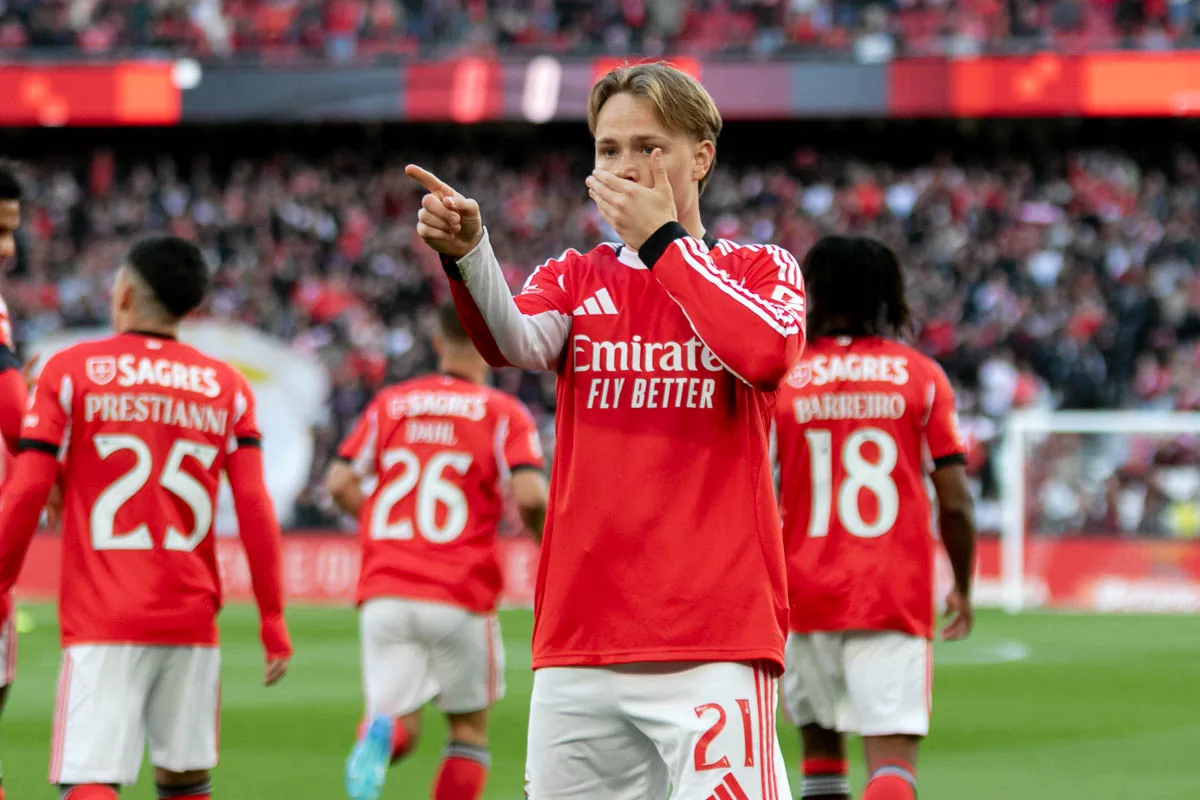 Andreas Schjelderup celebra após marcar pelo Benfica frente ao Nacional no Estádio da Luz