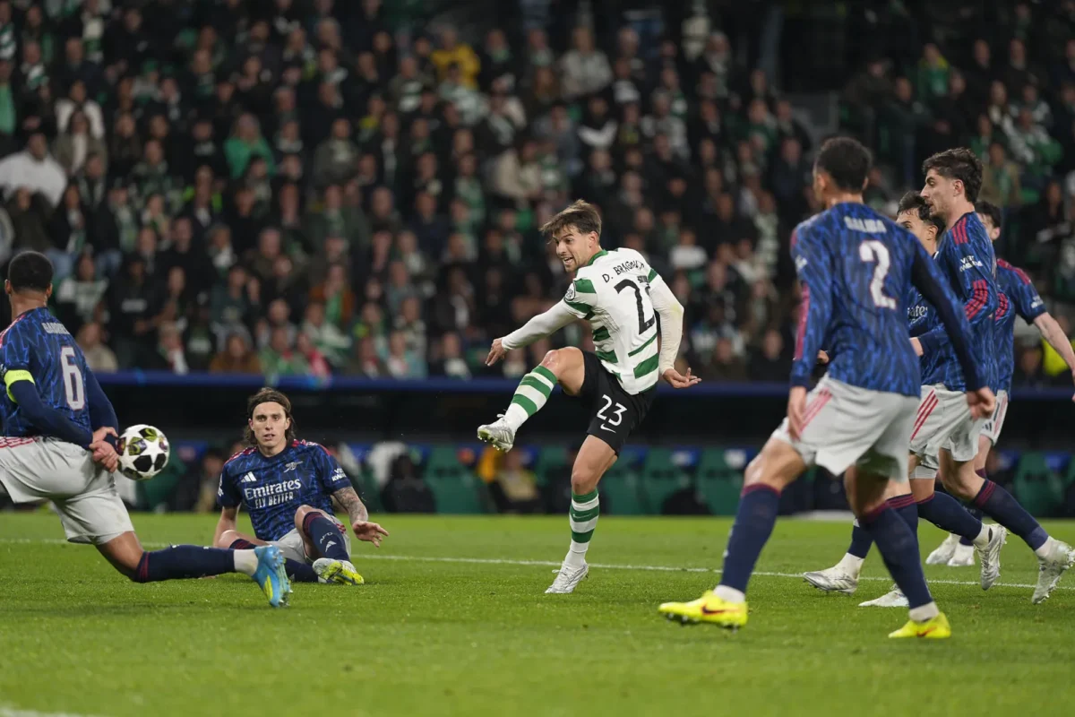 Remate de Daniel Bragança no Sporting vs Arsenal na Liga dos Campeões