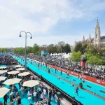Milhares de corredores participam na Vienna City Marathon 2026 ao longo do centro histórico de Viena perante milhares de espectadores.