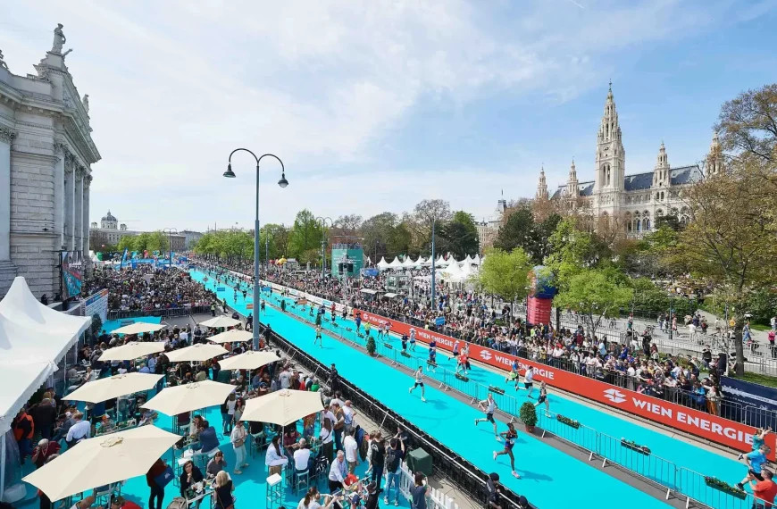 Milhares de corredores participam na Vienna City Marathon 2026 ao longo do centro histórico de Viena perante milhares de espectadores.