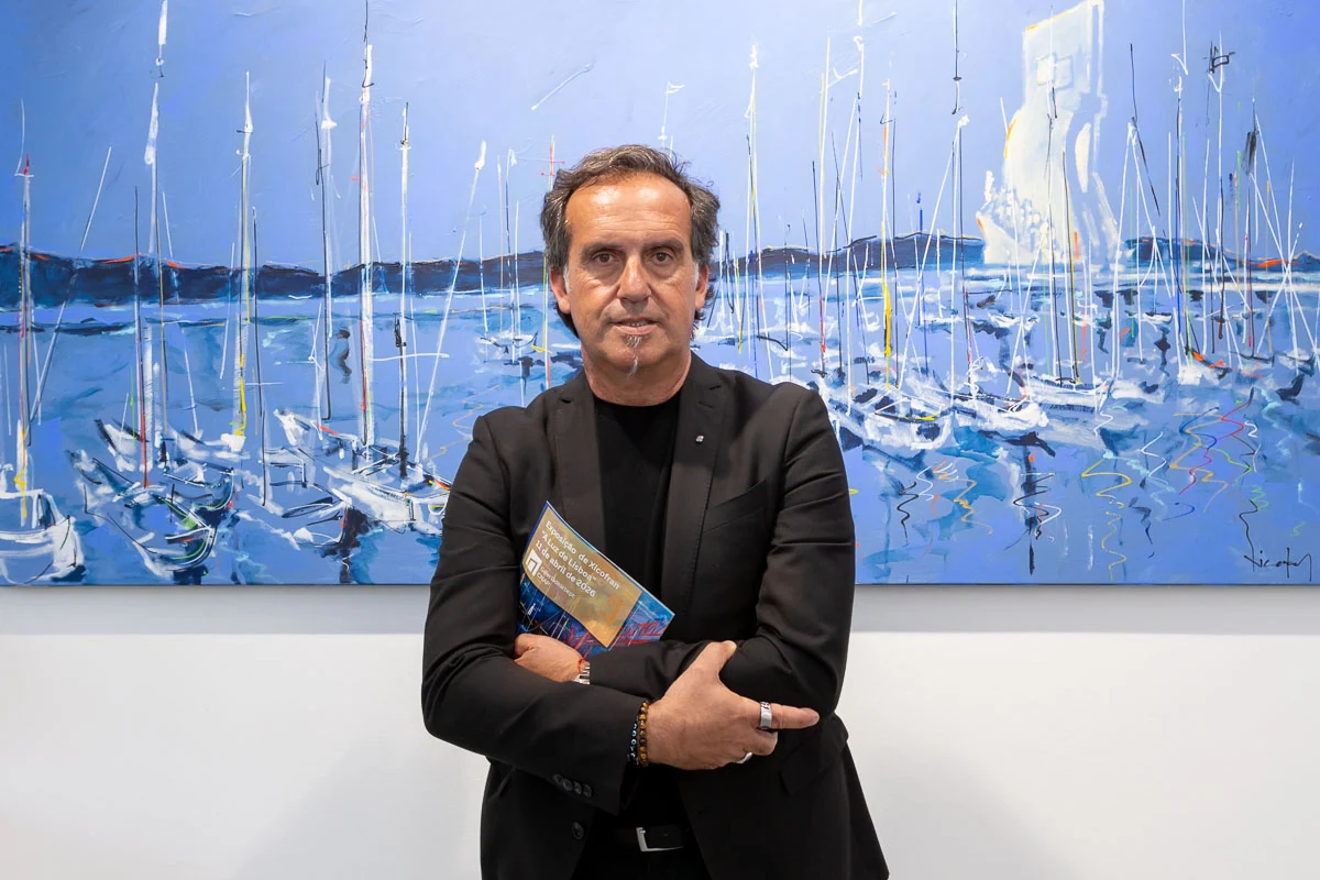 Xicofran posa junto a obra da exposição A Luz de Lisboa na CNAP em Lisboa