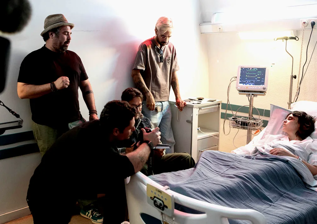 bastidores das gravações da série Águas Passadas com equipa e atriz em hospital