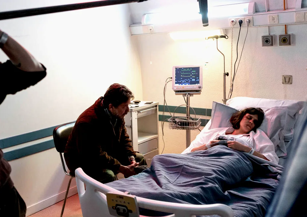 cena de hospital com tensão dramática na série Águas Passadas