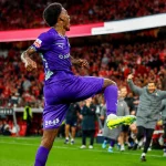 Jogador do Braga celebra golo frente ao Benfica no Estádio da Luz durante jogo intenso da Liga Portugal.