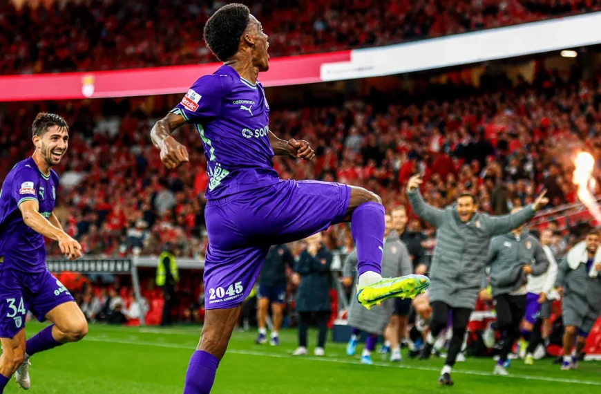 Jogador do Braga celebra golo frente ao Benfica no Estádio da Luz durante jogo intenso da Liga Portugal.