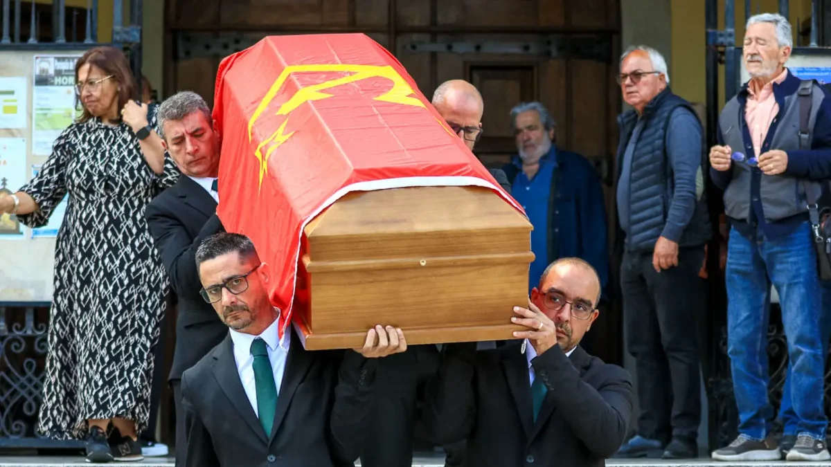 Caixão de Cândido Mota durante a saída da igreja na cerimónia fúnebre.