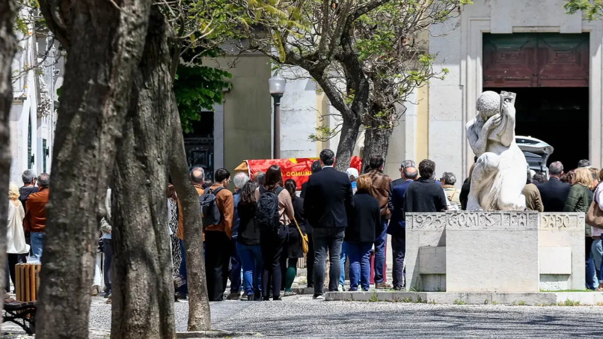 Cerimónia fúnebre de Cândido Mota durante o último percurso no cemitério.