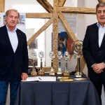 Carlos Lopes durante uma homenagem ao seu percurso histórico no atletismo português junto a vários troféus e distinções.