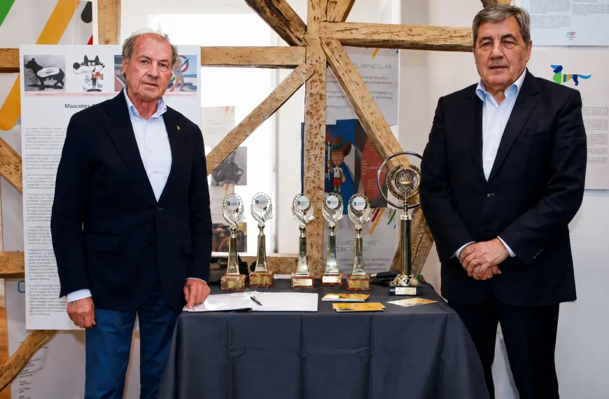 Carlos Lopes durante uma homenagem ao seu percurso histórico no atletismo português junto a vários troféus e distinções.