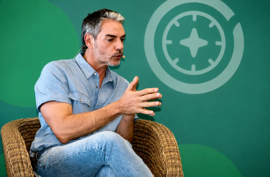 Cláudio Ramos intervém na Expofarma 2026 destacando a importância dos farmacêuticos no apoio aos utentes.