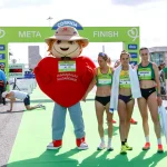 Participantes e atletas na meta da 20.ª Corrida Mimosa pela Vida em Lisboa durante iniciativa solidária de prevenção do cancro da mama.