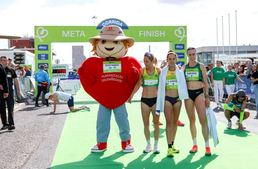 Participantes e atletas na meta da 20.ª Corrida Mimosa pela Vida em Lisboa durante iniciativa solidária de prevenção do cancro da mama.