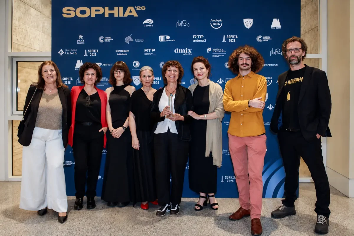 Equipa premiada nos Prémios Sophia 2026 pelo filme documentário "A mulher que morreu de pé" realizado por Rosa Coutinho Cabral