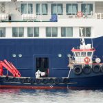 Equipas com fatos de proteção junto ao navio de cruzeiro afetado por surto de hantavírus em Tenerife