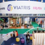 Vista panorâmica da Expofarma 2026 na FIL com expositores e profissionais da indústria farmacêutica.