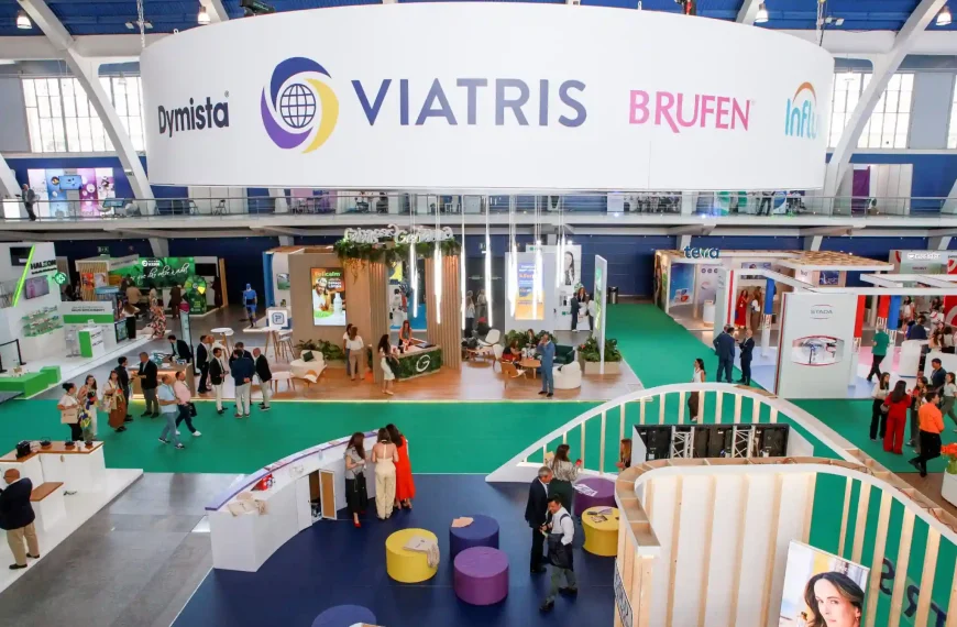 Vista panorâmica da Expofarma 2026 na FIL com expositores e profissionais da indústria farmacêutica.