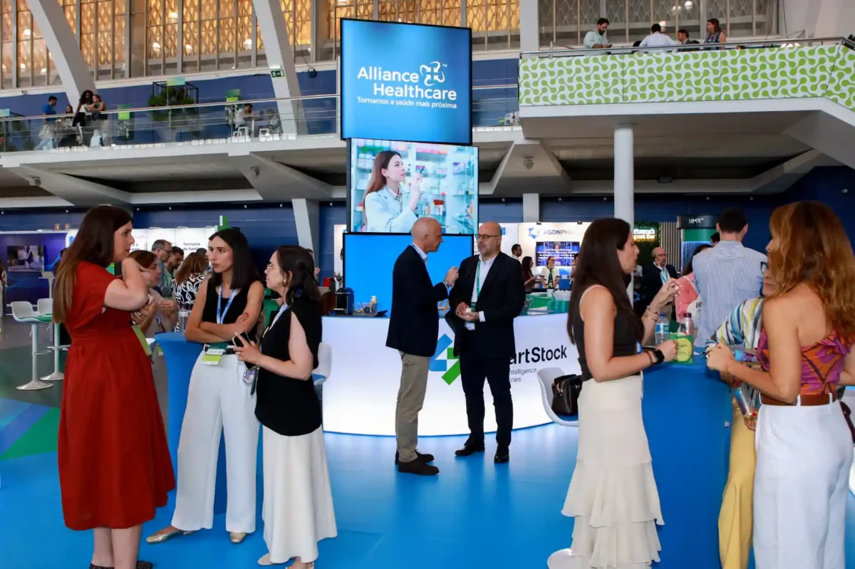 Profissionais conversam e estabelecem contactos durante a Expofarma 2026 na FIL.