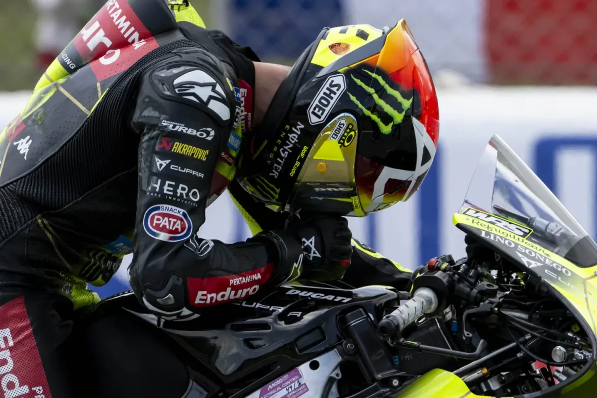 Fabio Di Giannantonio inclinado sobre a Ducati no Circuito da Catalunha após vitória emocionante no MotoGP.