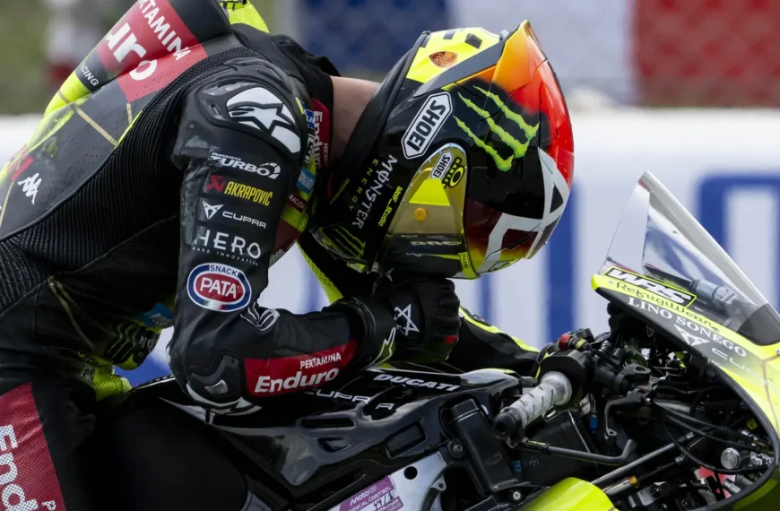 Fabio Di Giannantonio inclinado sobre a Ducati no Circuito da Catalunha após vitória emocionante no MotoGP.
