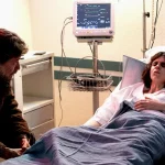 personagem hospitalizada em cena dramática da série Águas Passadas