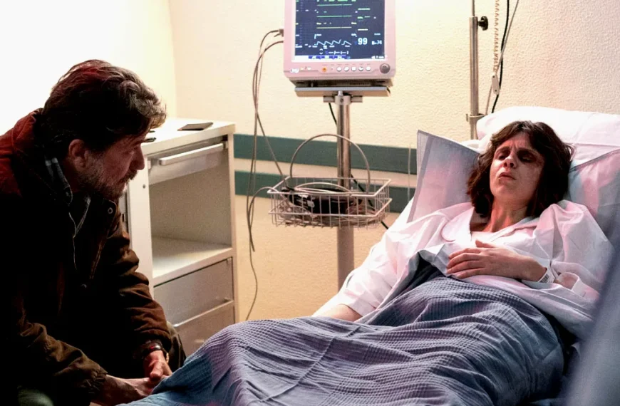 personagem hospitalizada em cena dramática da série Águas Passadas