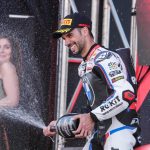 Miguel Oliveira celebra pódio com champanhe no Mundial SBK