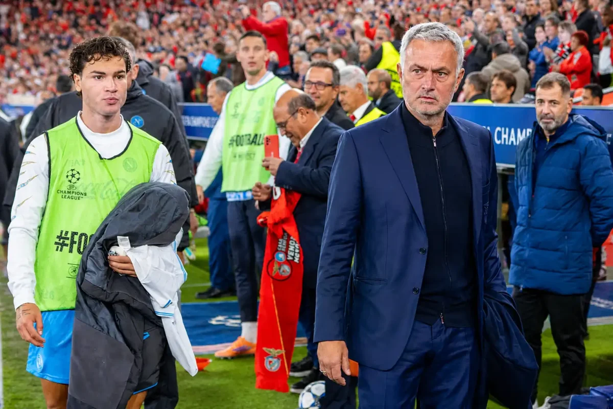 José Mourinho no estádio durante um jogo europeu enquanto cresce a possibilidade de regressar ao Real Madrid.