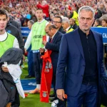 José Mourinho no estádio durante um jogo europeu enquanto cresce a possibilidade de regressar ao Real Madrid.